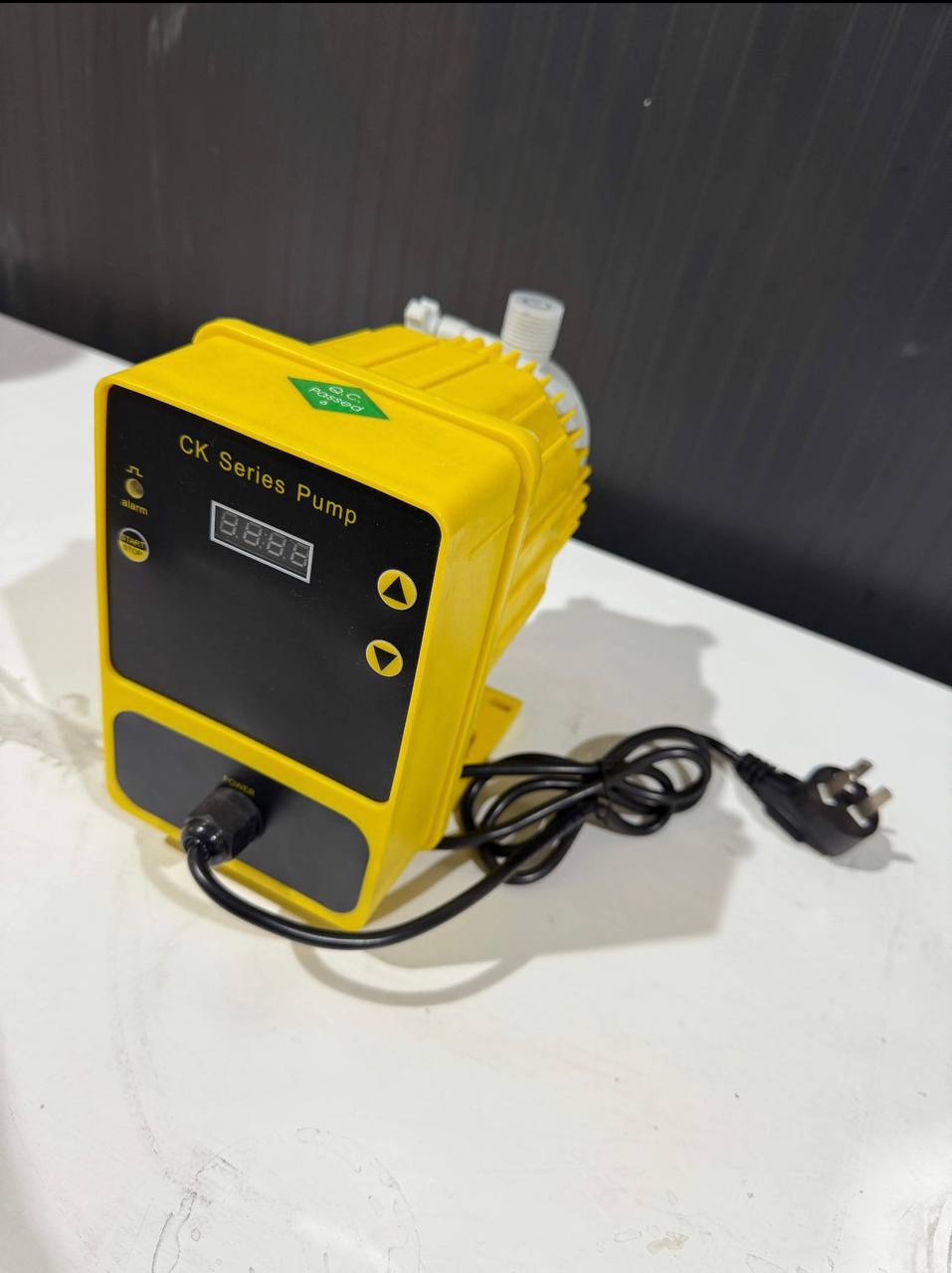 Pompe doseuse CNP CKC100TRE1 vue de côté