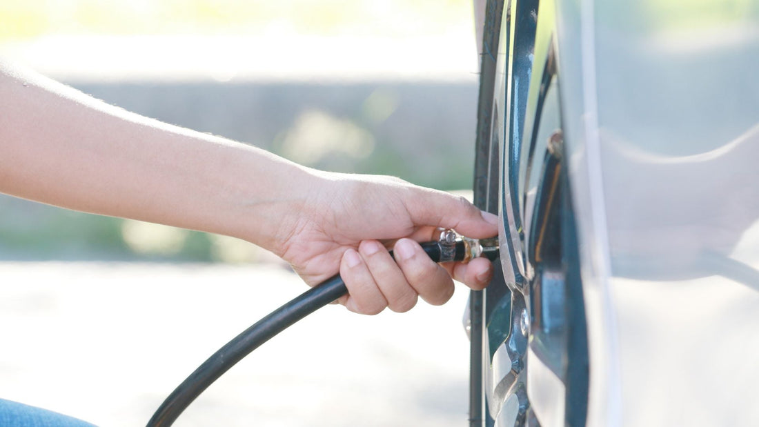 Optimiser le rendement de votre station avec un gonfleur professionnel, main réglant la pression des pneus d'une voiture.