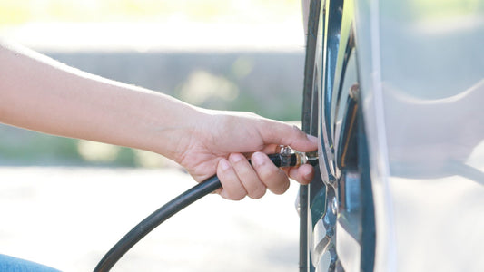 Optimiser le rendement de votre station avec un gonfleur professionnel, main réglant la pression des pneus d'une voiture.